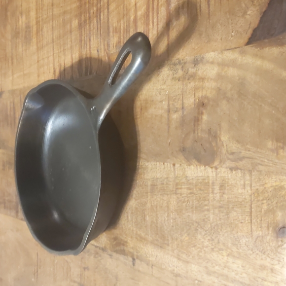 Vintage Unmarked Wagner Cast Iron Skillet, #3 - Picture 8 of 12